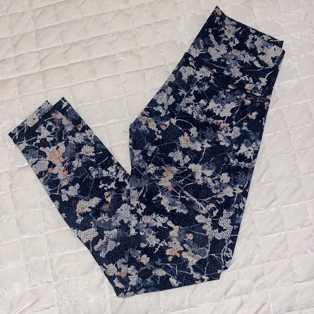 Lululemon Wunder Under - like new condition, 28 inch inseam size 8